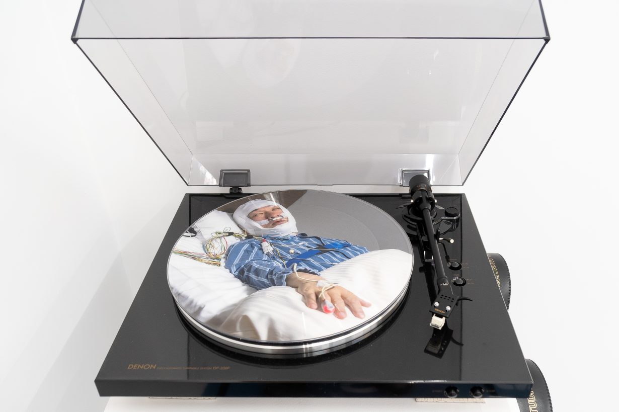 ターンテーブルレコードプレーヤーに乗ったCOBRA's 4'33" Sleep Apnea Syndrome Vol.1のピクチャーディスク。