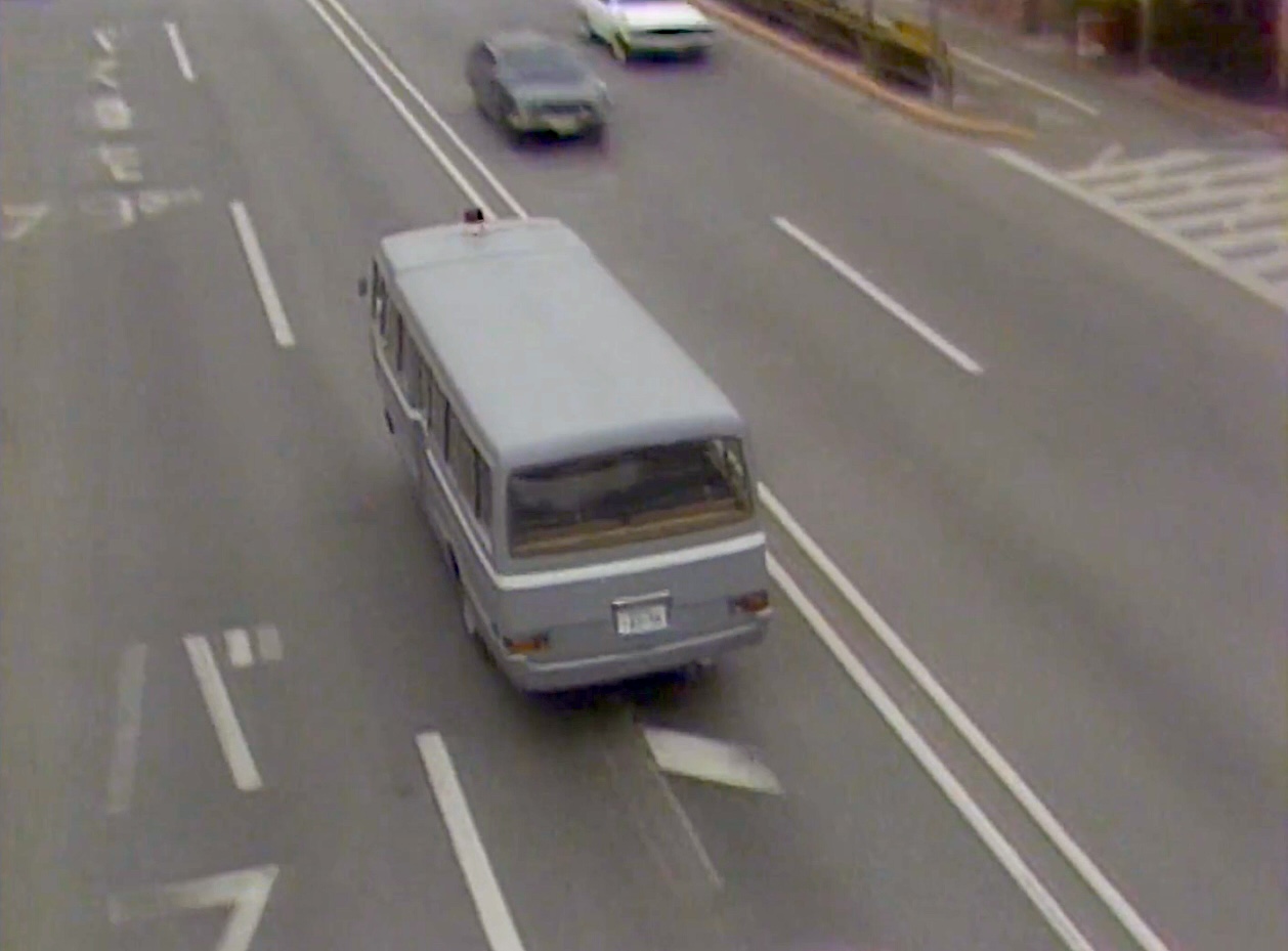 道路を走る護送車