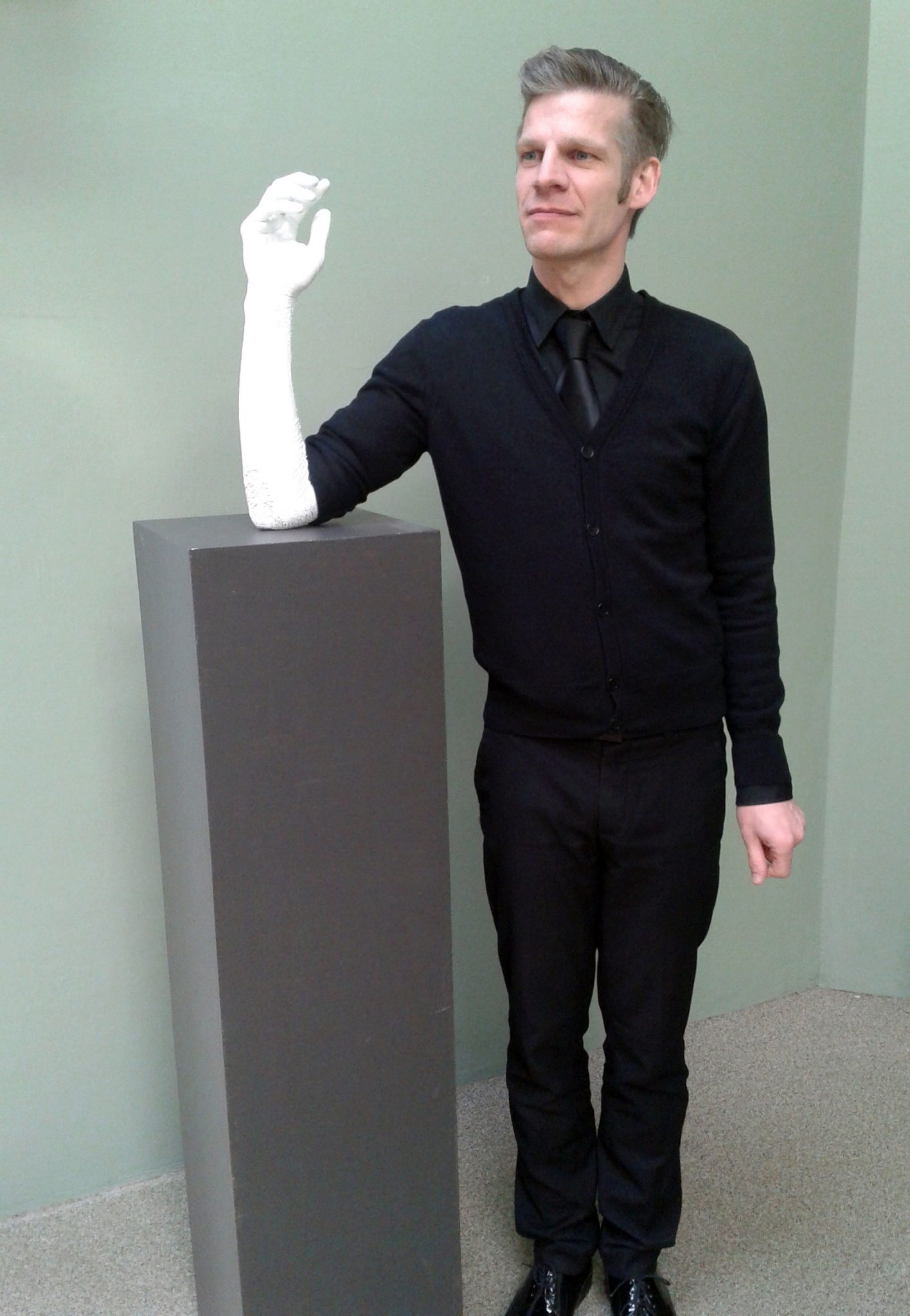 Magnús Logi Kristinsson - Sculpture, 2008/2013, performance, pedestal, acrylic wall paint. Photo: Oliver Basciano