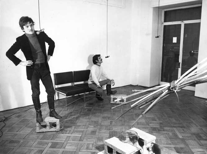 Microphones, 1968, microphones, amplifier, tape echo, concrete blocks with ball bearings, wicker, dimensions variable. © the artist. Courtesy the artist and Blain/Southern, London