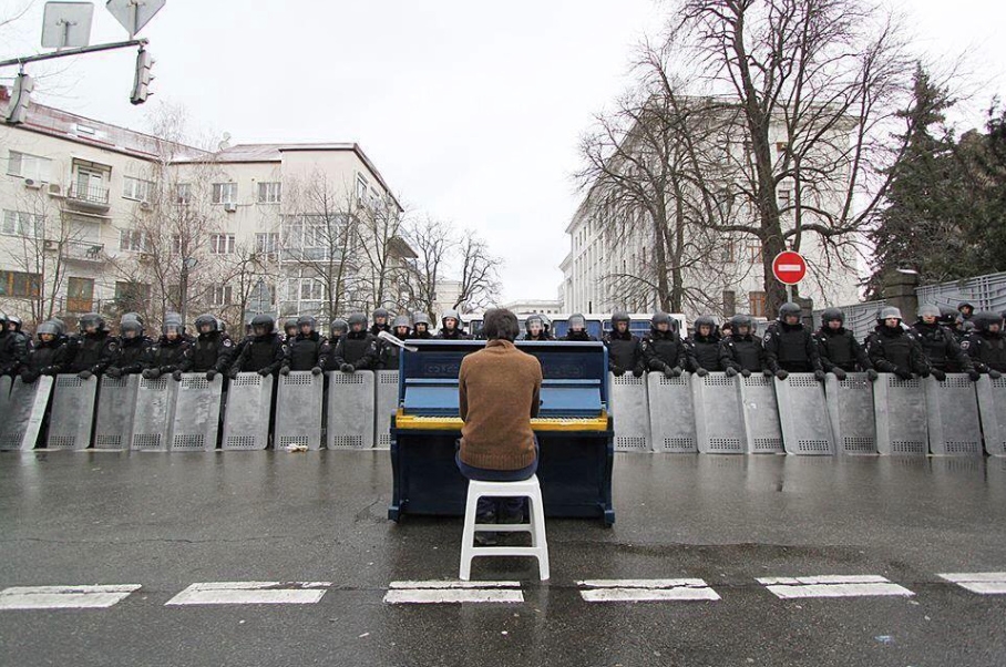 Marikan Matsekh, Chopin Performance, 2013, I am a drop in the Ocean exhibition