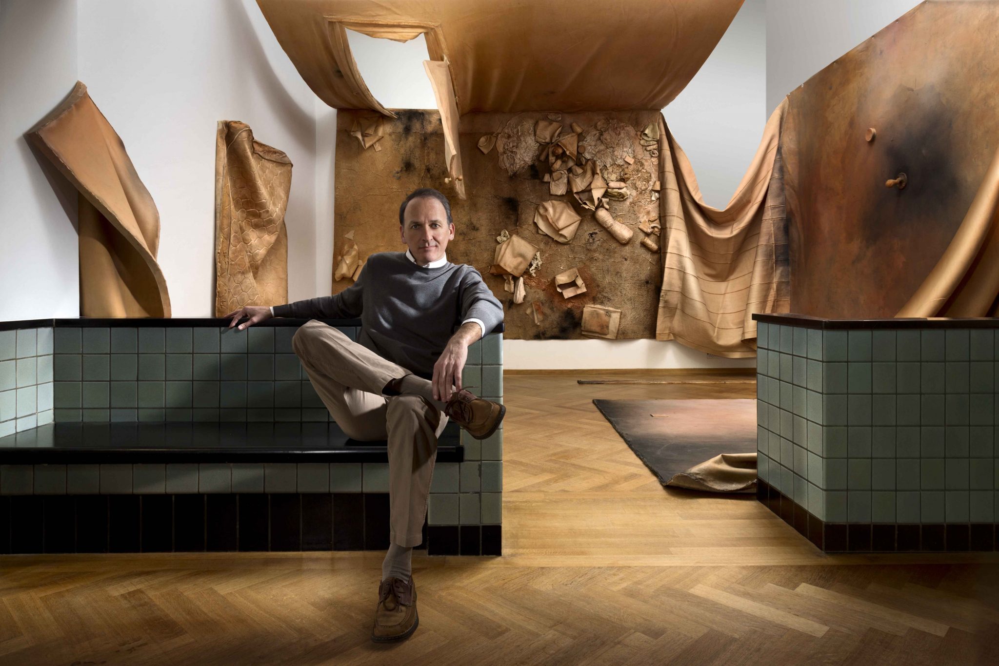 Bert Kreuk in front of Kaari Upson, Recollection Hysteria, 2012 Photo: Gerrit Scheurs