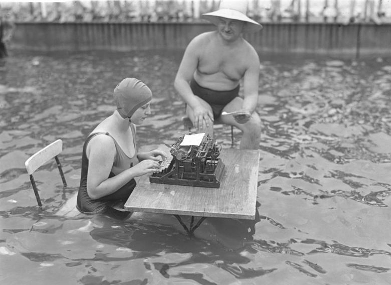 'Office in Wasser', 1926. Licensed by the German Federal Archive for Wikimedia Commons. GG Wishlist 21