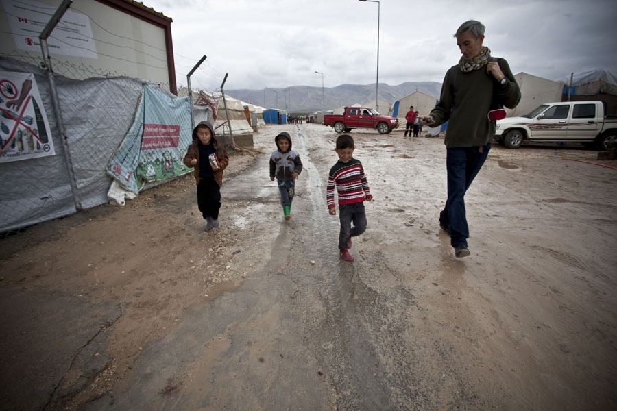 Francis Alÿs during a visit to camp Shariya in northern Iraq