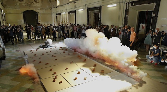 Cai Guo-Qiang and volunteers during the creation of gunpowder painting Day and Night in Toledo at the Salón de Reinos (Hall of Realms), Madrid, 2017. ARA Winter 2017 Previews