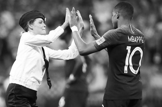 Protester high-fives Kylian Mbappé during World Cup final