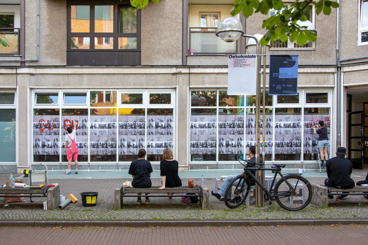 12th Berlin Biennale, 11.6.–18.9.2022, Postering Workshop as part of Nil Yalter’s artwork Exile Is a Hard Job, 1983/2022, with Nagham Hammoush and Rüzgâr Buşki; installation view; photo: Silke Briel