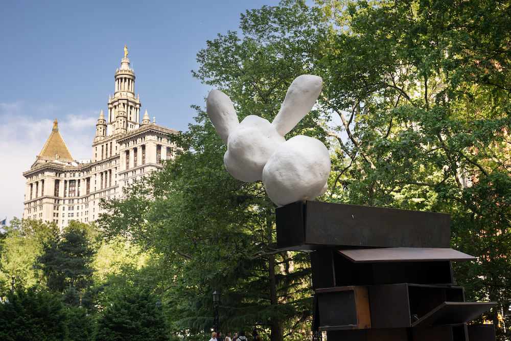 Phyllida Barlow, PRANK: hoax, 2023, Corten steel, fibreglass, lacquer © Phyllida Barlow. Course Hauser & Wirth. Photo: Flip Wolak, courtesy Public Art Fund, NY Artwork, presented by Public Art Fund in City Hall Park, New York City