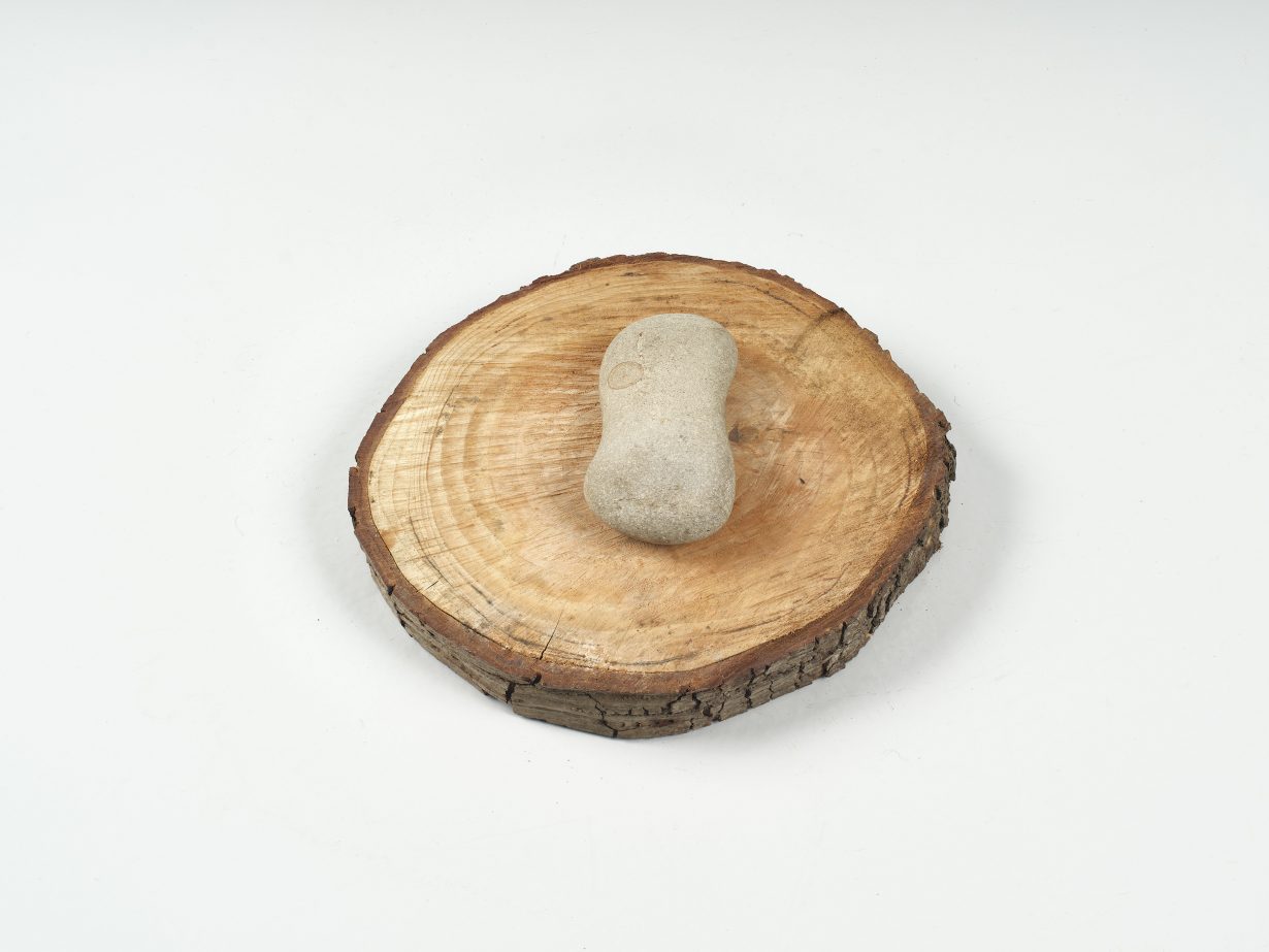 Claude Viallat, 2022/08018 - Tribute to LEE UFAN, 2022, wood and pebble assemblage 34.9 cm, diameter © Claude Viallat, courtesy Ceysson & Bénétière. Photo: Studio Rémi Villaggi