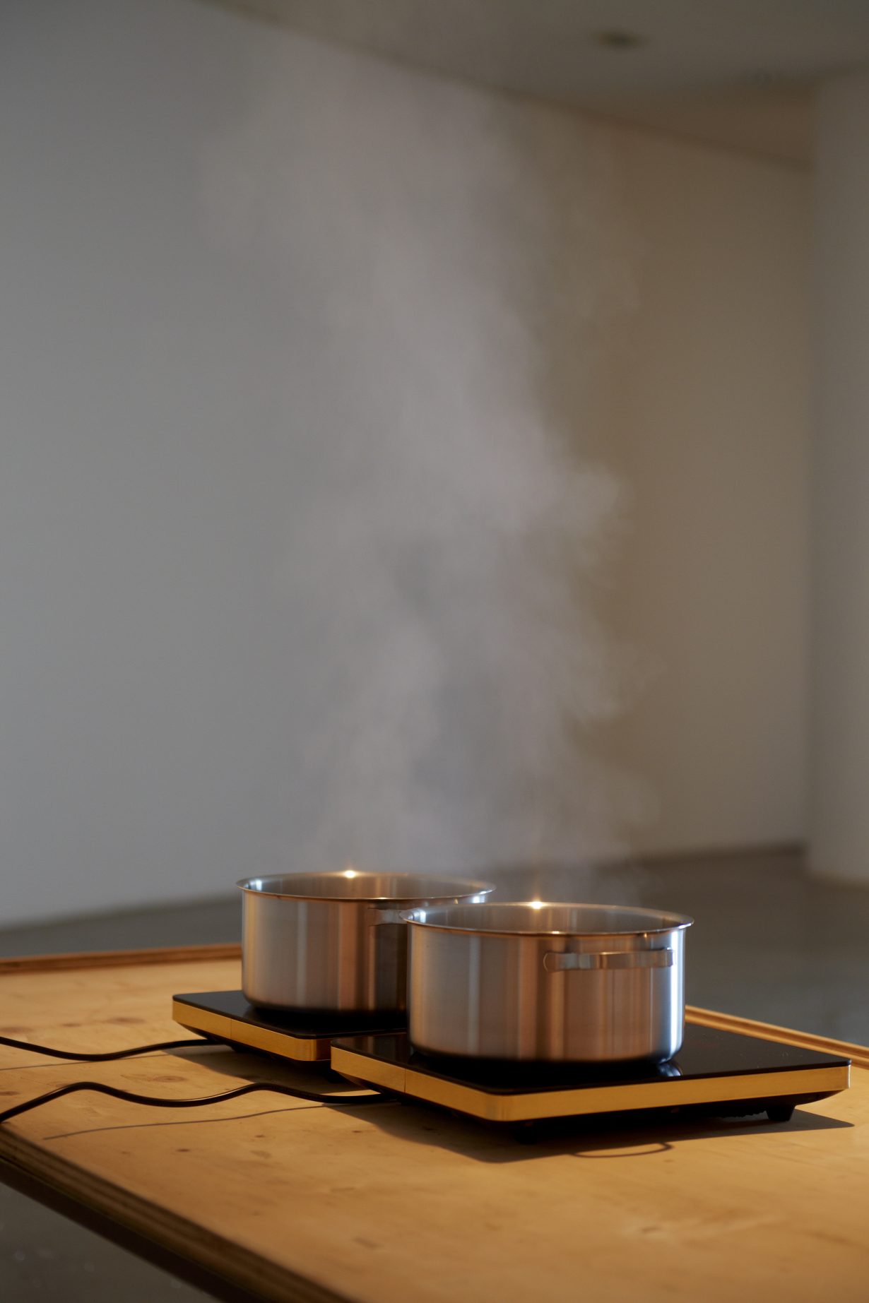 Heman Chong, Boiling Point, 2015, two identical electric hot plates, two identical metal pots, water, variable dimensions. Photo: Sang-tae Kim. Courtesy the artist, Art Sonje Center, Seoul, and Wilkinson, London