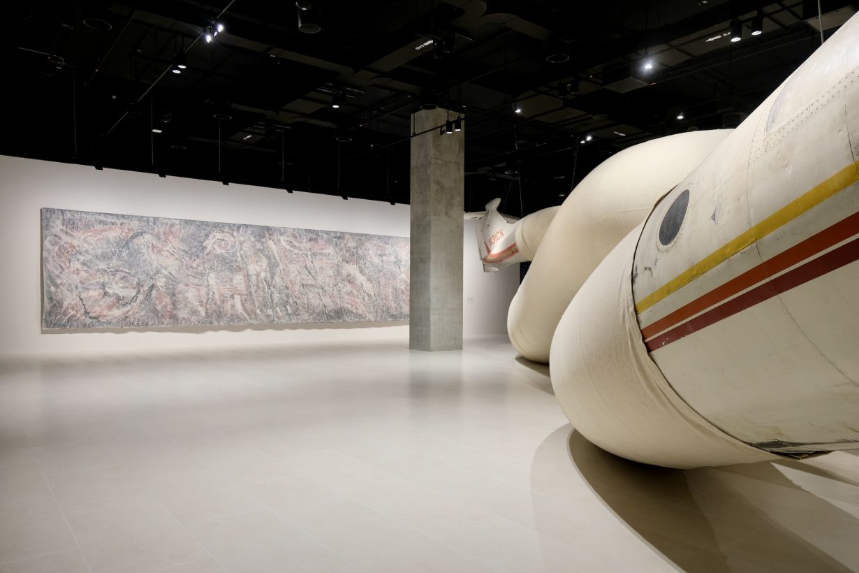 Kanya Charoensupkul, Whitewash for Mother Earth, 2024. Mixed media on canvas. 317 x 1446 cm (right) Adel Abdessemed, Telle mère tel fils, 2008. Airplanes, felt, aluminum, metal. 2700 x 400 x 500 cm. Collection of Yuz Foundation