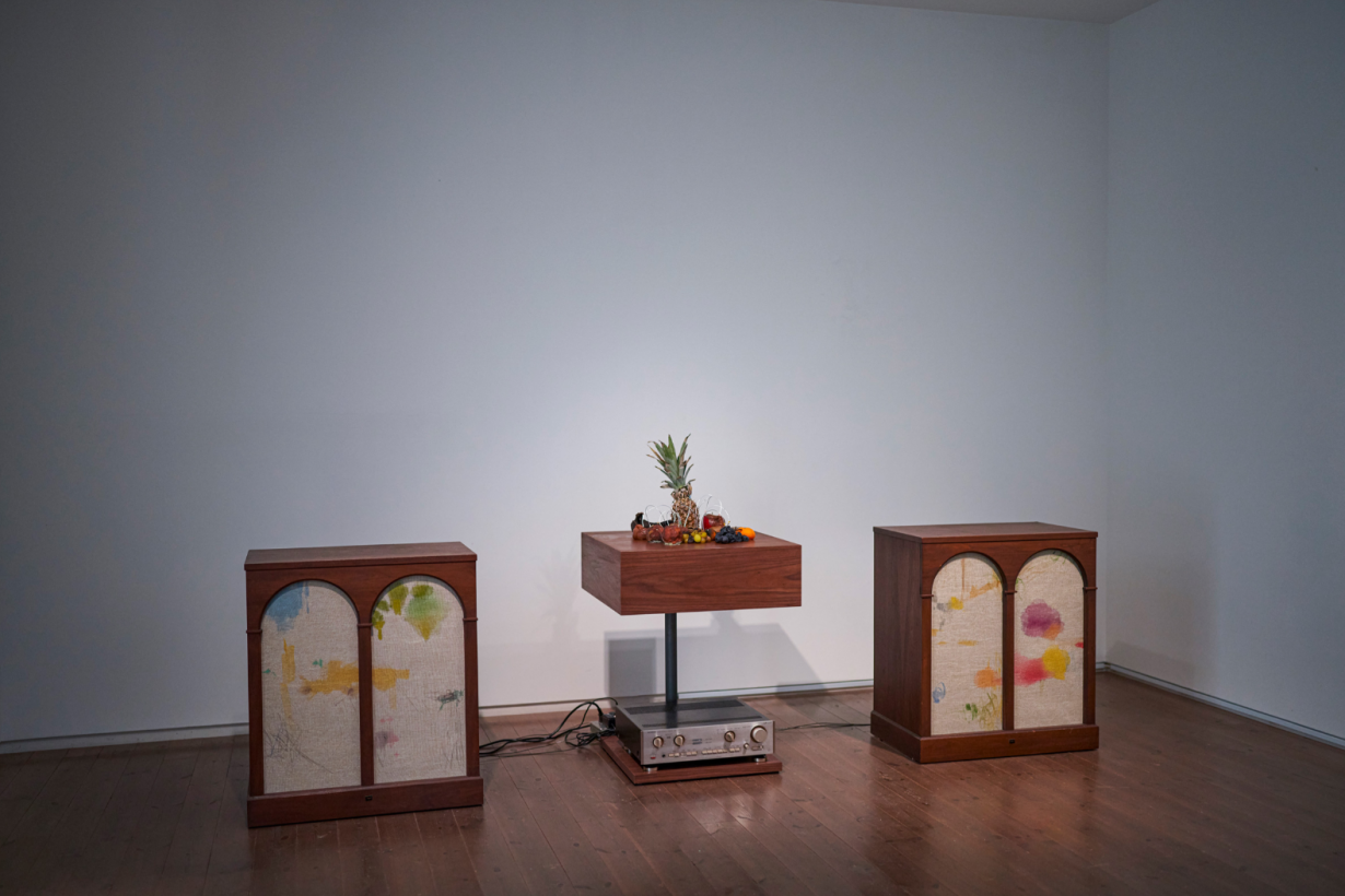  Yuko Mohri, Decomposition, 2021–, Installation view of Neue Fruchtige Tanzmusik, 2022, Yutaka Kikutake Gallery. Photo: kugeyasuhide