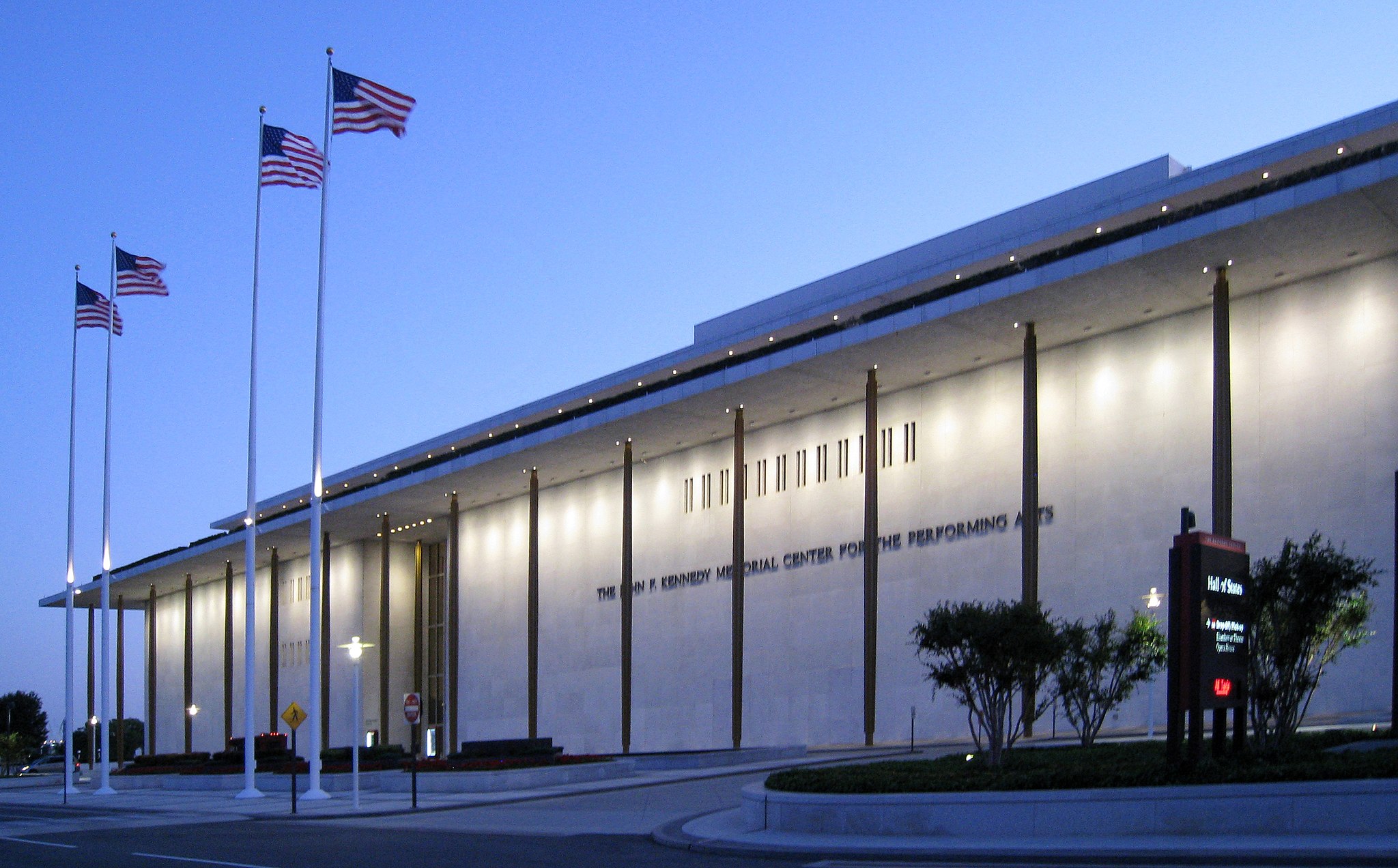 Kennedy Center at dusk, 2009 © CC BY-SA 2.0, via Wikimedia Commons. Photo: Mack Male