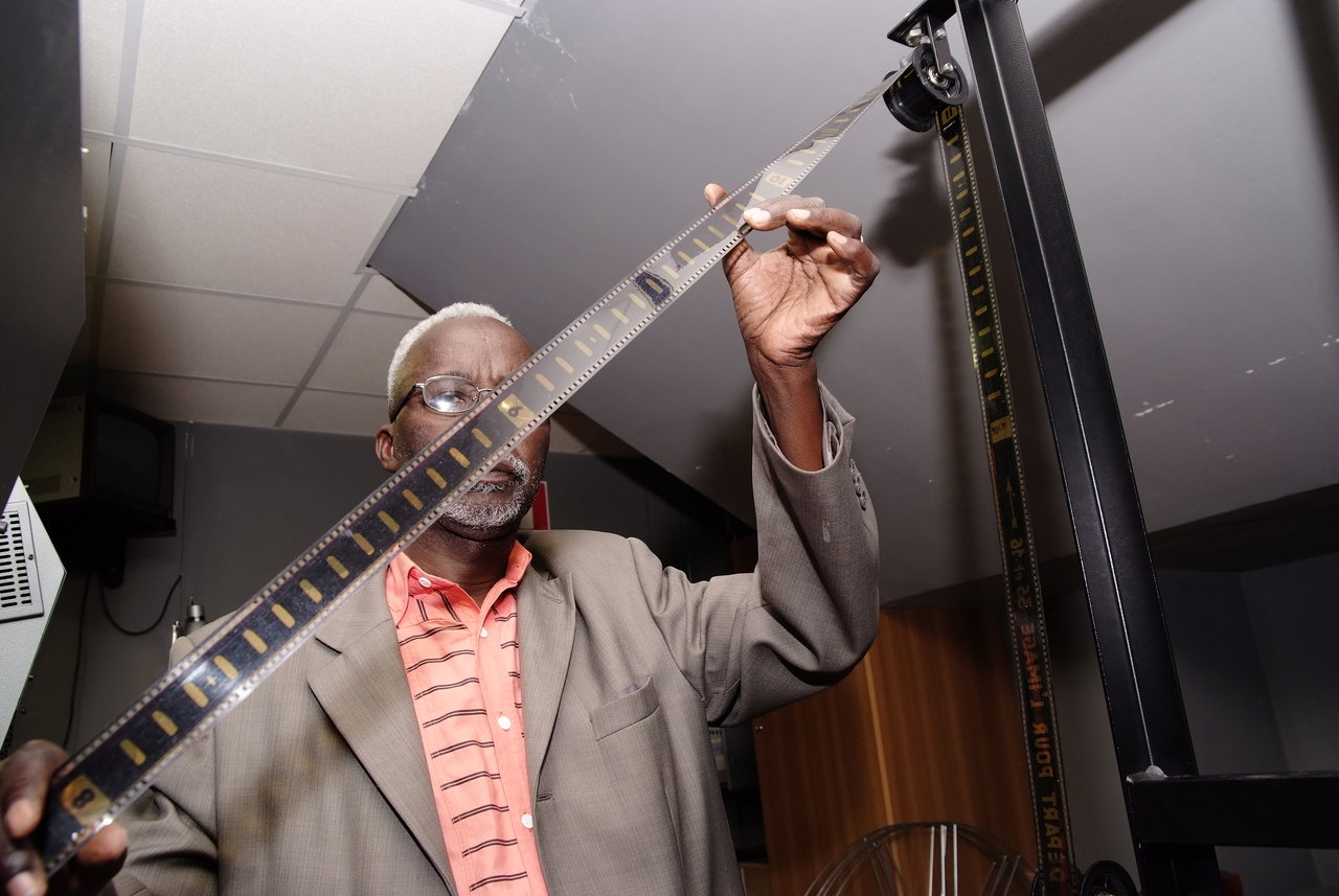 Souleymane Cissé with film reel at Cines del Sur 2009. Photo © Cines del Sur Granada Film Festival, CC BY-SA 2.0, via Wikimedia Commons