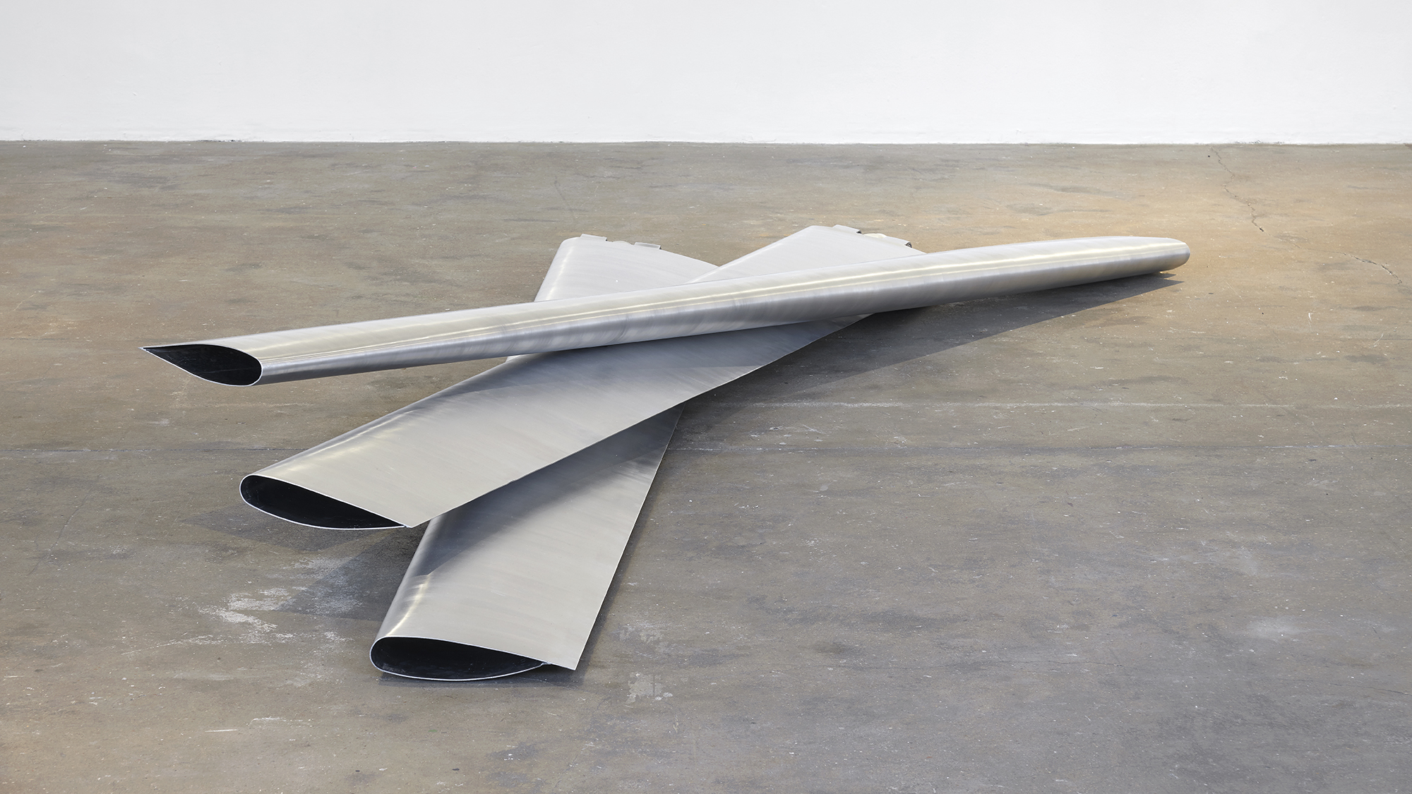 Grant Mooney, Stalls (τ.) (installation view), 2025. Photo: Andy Keate. Courtesy the artist and Chisenhale Gallery