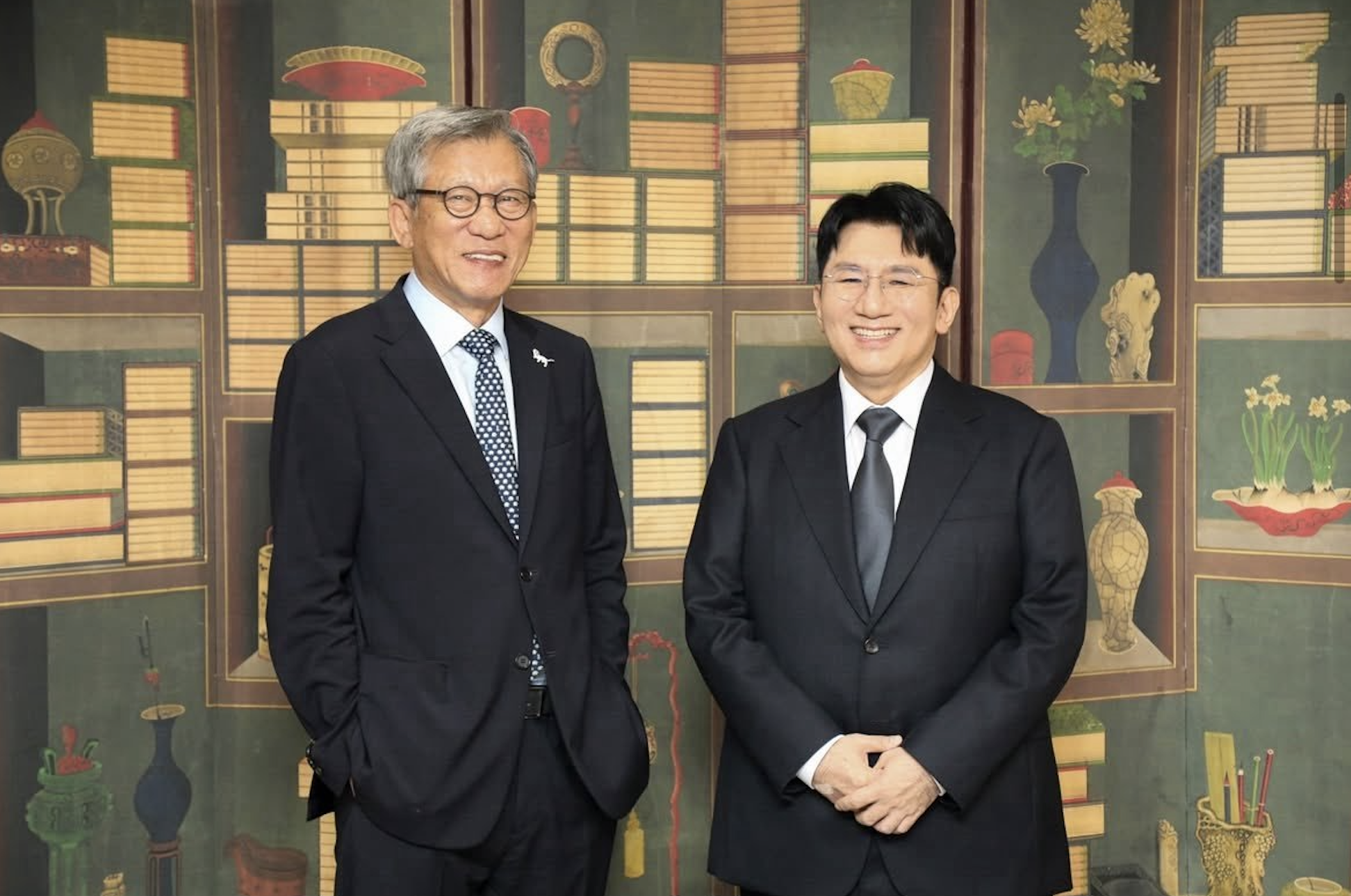 Hong-jun and Bang Si-hyuk wearing suits