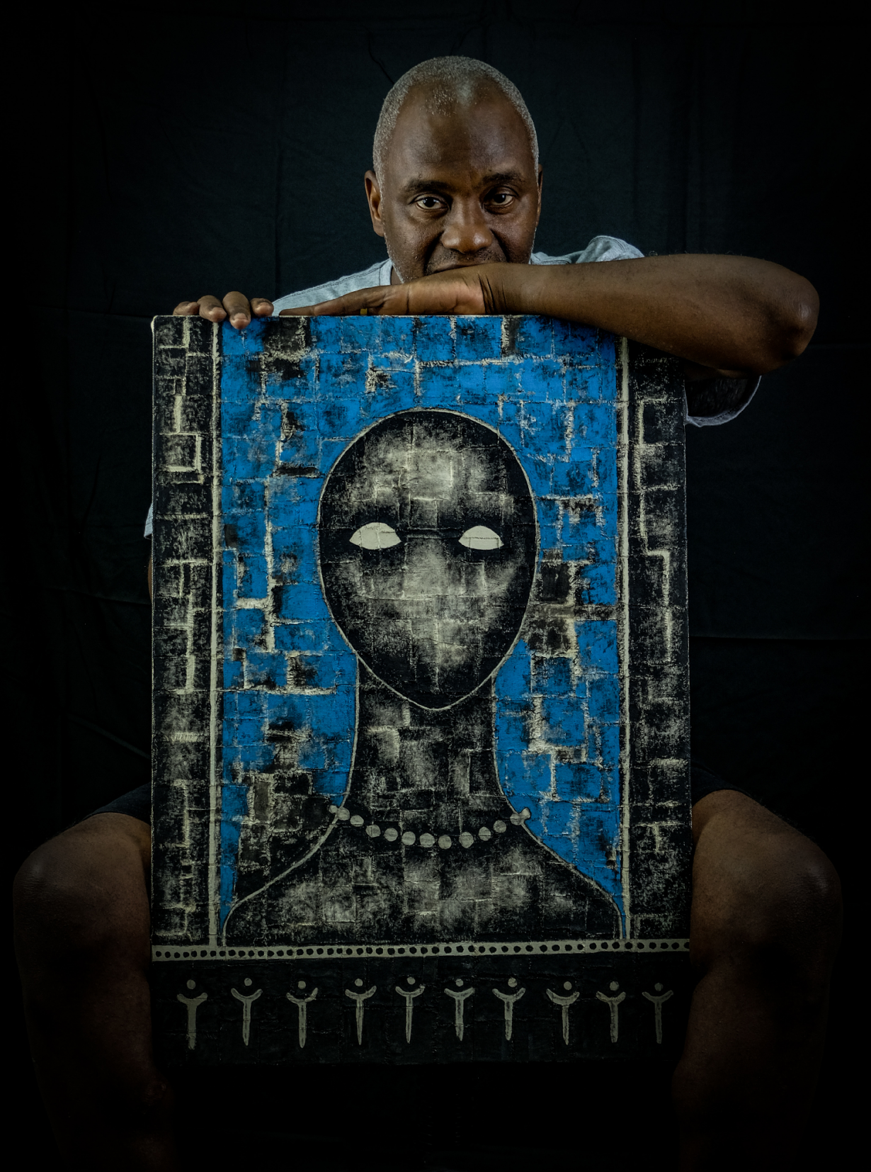 Juan Roberto Diago Durruthy posing with one of his works
