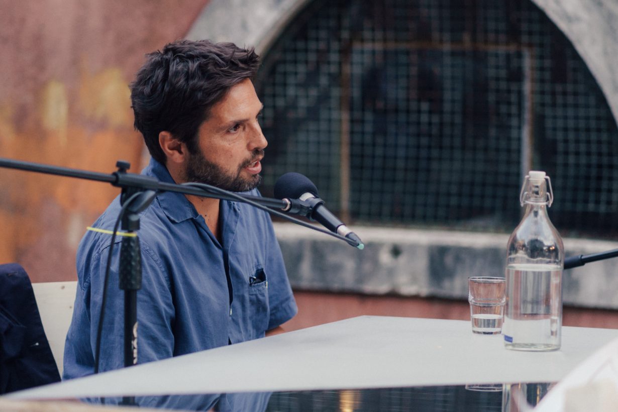 Alexandre Estrela speaking in a microphone