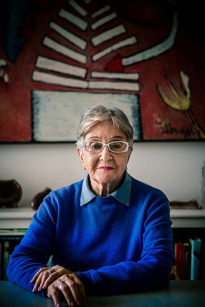 Photo of Aracy Amaral in a blue jumper