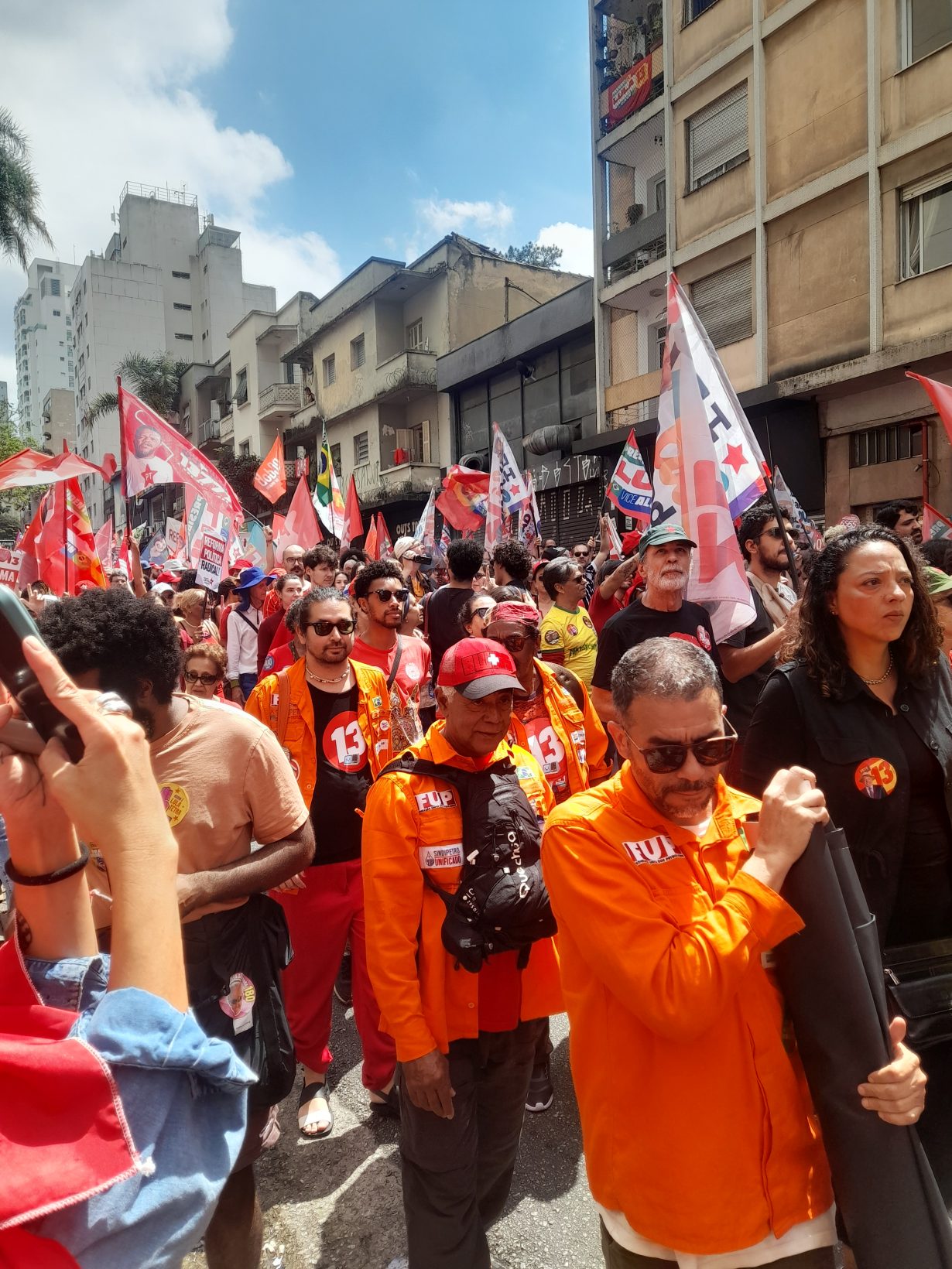 Union workers rally in support of President Lula. 
